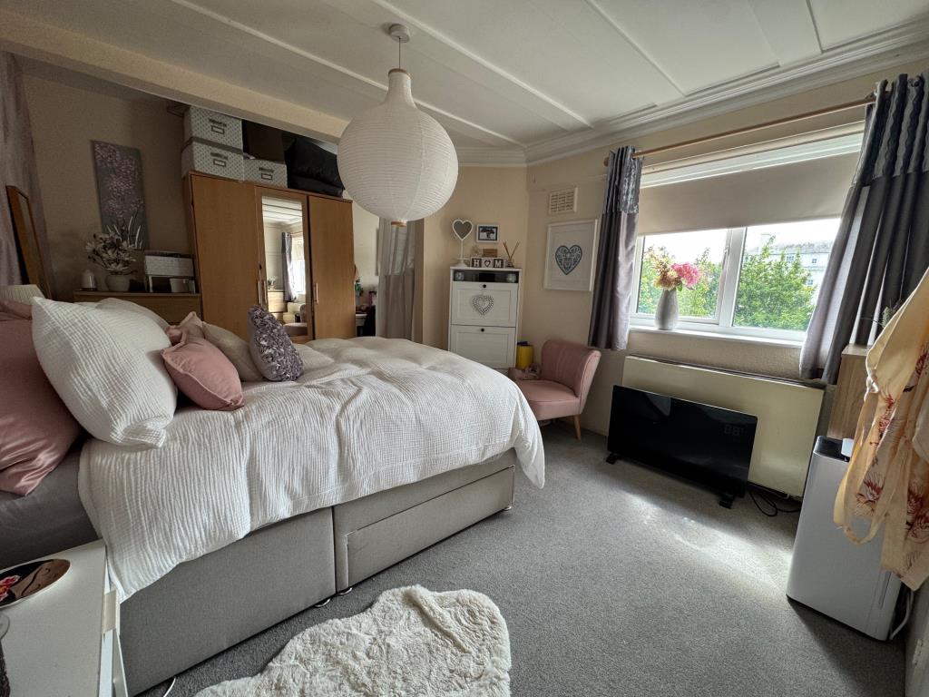 Lot: 97 - FREEHOLD BLOCK OF NINE FLATS PART INVESTMENT / PART VACANT IN WEST END OF FOLKESTONE - Flat D2 bedroom